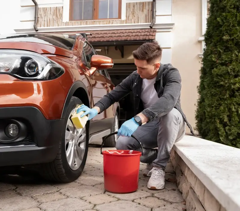 Lavage auto à domicile La Haye-Malherbe : professionnel intervenant sur un véhicule